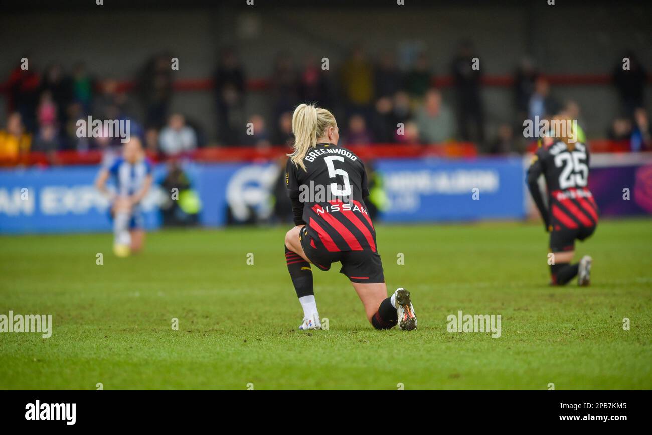 Crawley UK 12th marzo 2023 - Alex Greenwood di Manchester City prende il ginocchio prima della partita della Super League delle donne di Barclays tra Brighton & Hove Albion e Manchester City : Credit Simon Dack /TPI/ Alamy Live News Foto Stock