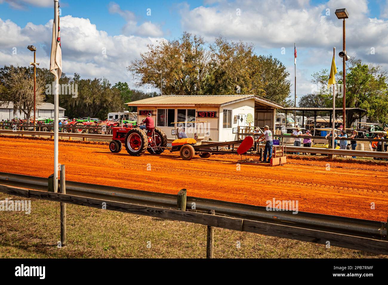 Fort Meade, FL - 26 febbraio 2022: Una slitta trainante del trattore ottiene l'aiuto che sostiene fino all'area di partenza della pista per prepararsi per un'altra trazione in un blocco Foto Stock