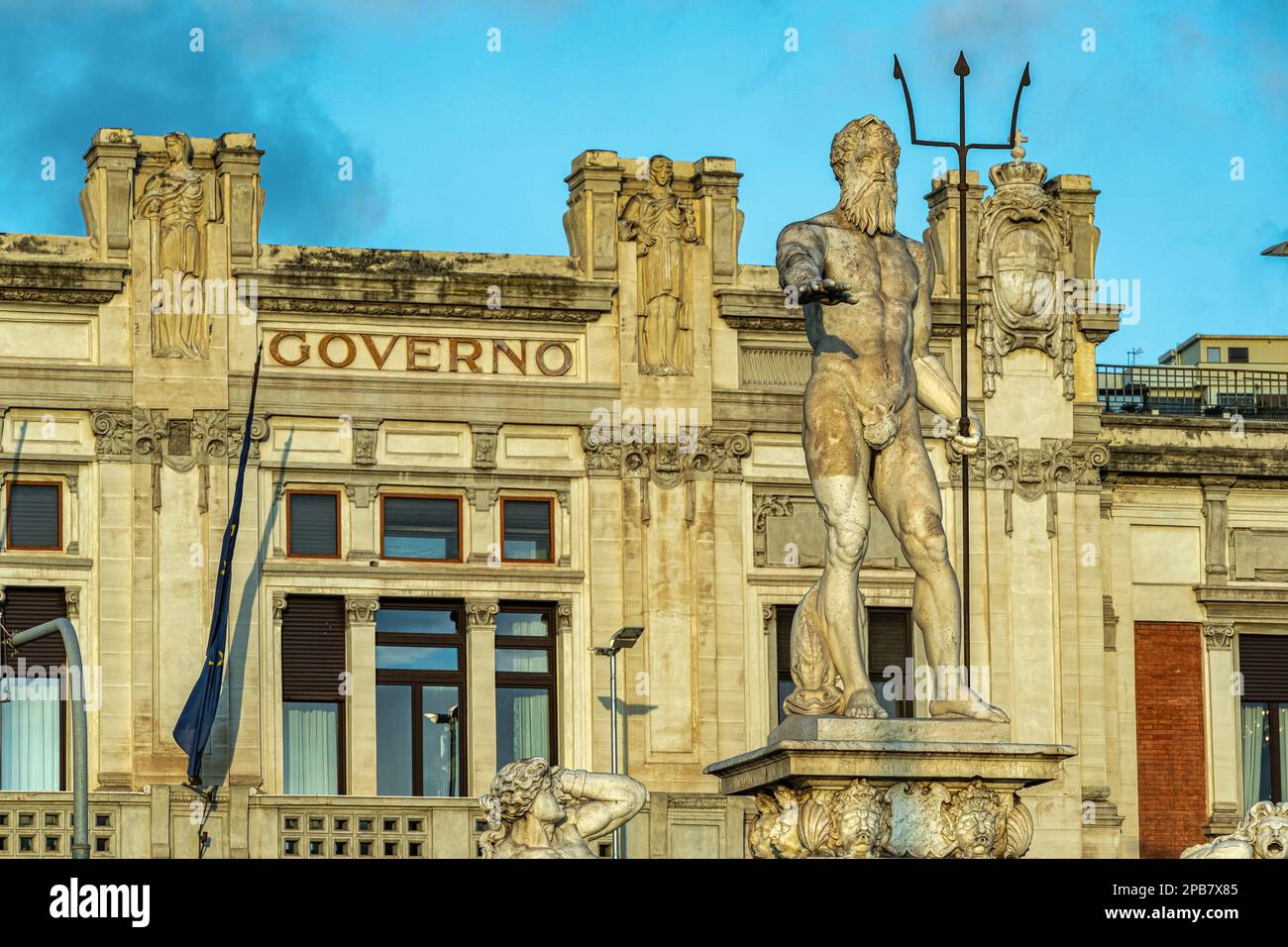 La monumentale Fontana di Nettuno, dietro l'edificio governativo di Messina. Messina, Sicilia, Italia, Europa Foto Stock