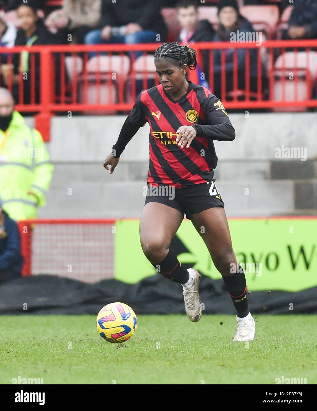 Crawley UK 12th Marzo 2023 - Khadija Shaw di Manchester City durante la partita della Super League delle donne di Barclays tra Brighton & Hove Albion e Manchester City : Credit Simon Dack /TPI/ Alamy Live News Foto Stock
