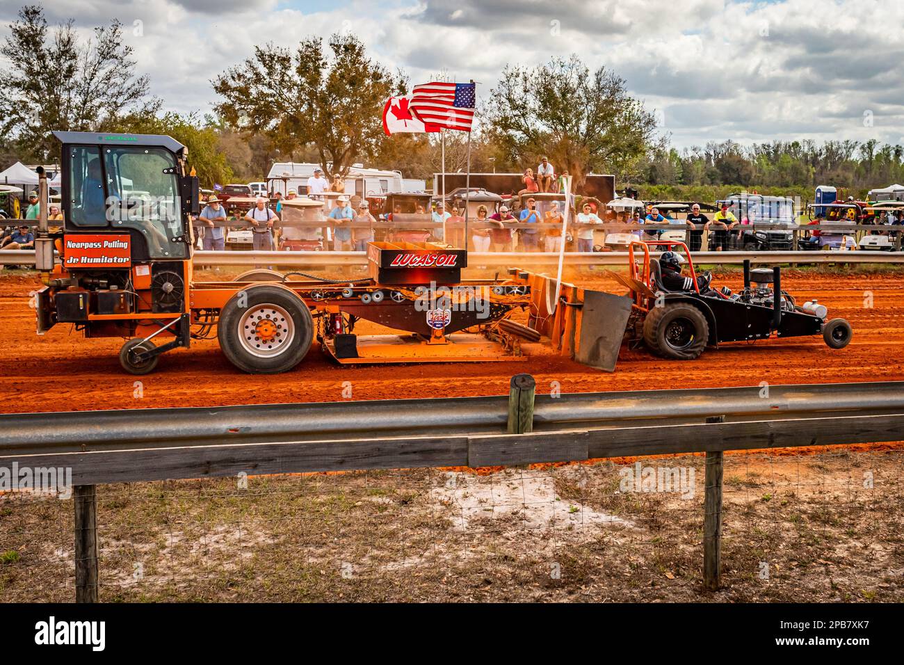 Fort Meade, FL - 26 febbraio 2022: Vista laterale grandangolare di un trattore personalizzato costruito in casa che tira la slitta in occasione di una competizione di trazione locale. Foto Stock