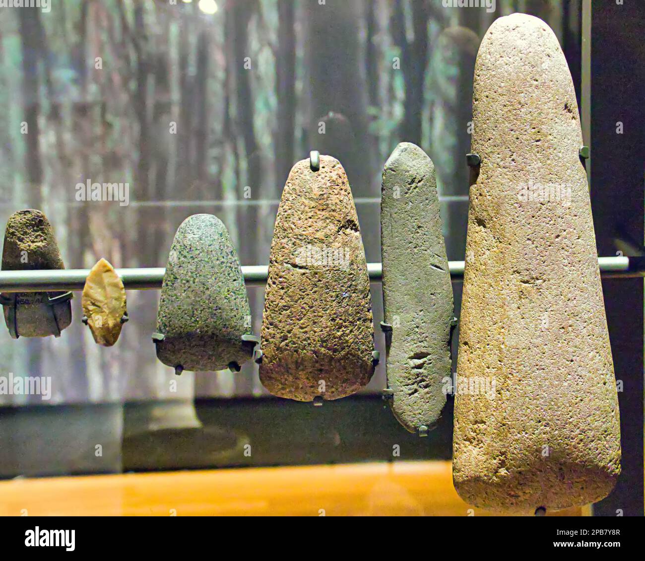 il museo e le gallerie d'arte di glasgow espongono teste di ascia neolitiche Foto Stock