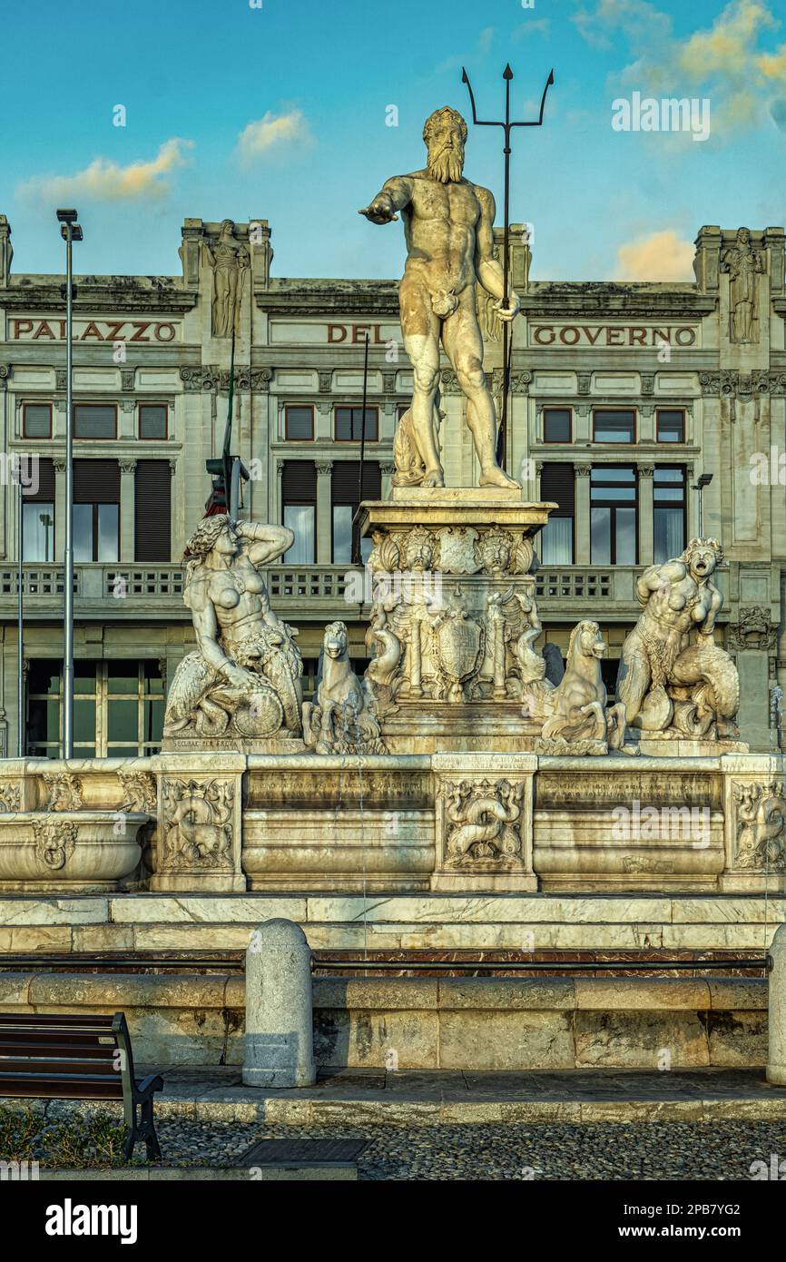 La monumentale Fontana di Nettuno, dietro l'edificio governativo di Messina. Messina, Sicilia, Italia, Europa Foto Stock