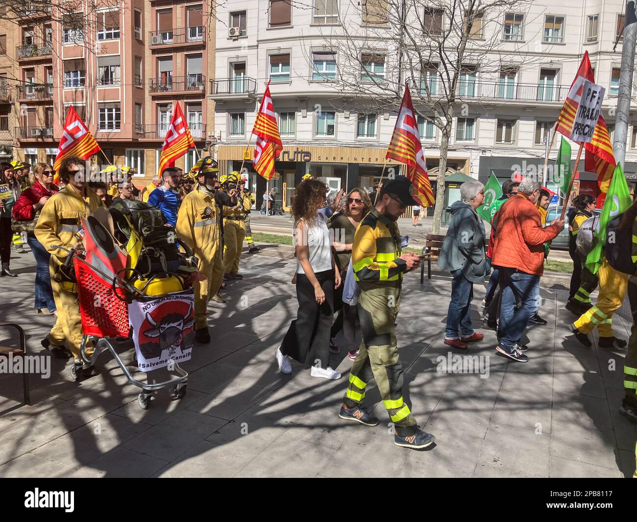 I vigili del fuoco della foresta di Sarga protestano ancora una volta per la precarietà delle condizioni di lavoro, Saragozza, Aragona, Spagna Foto Stock