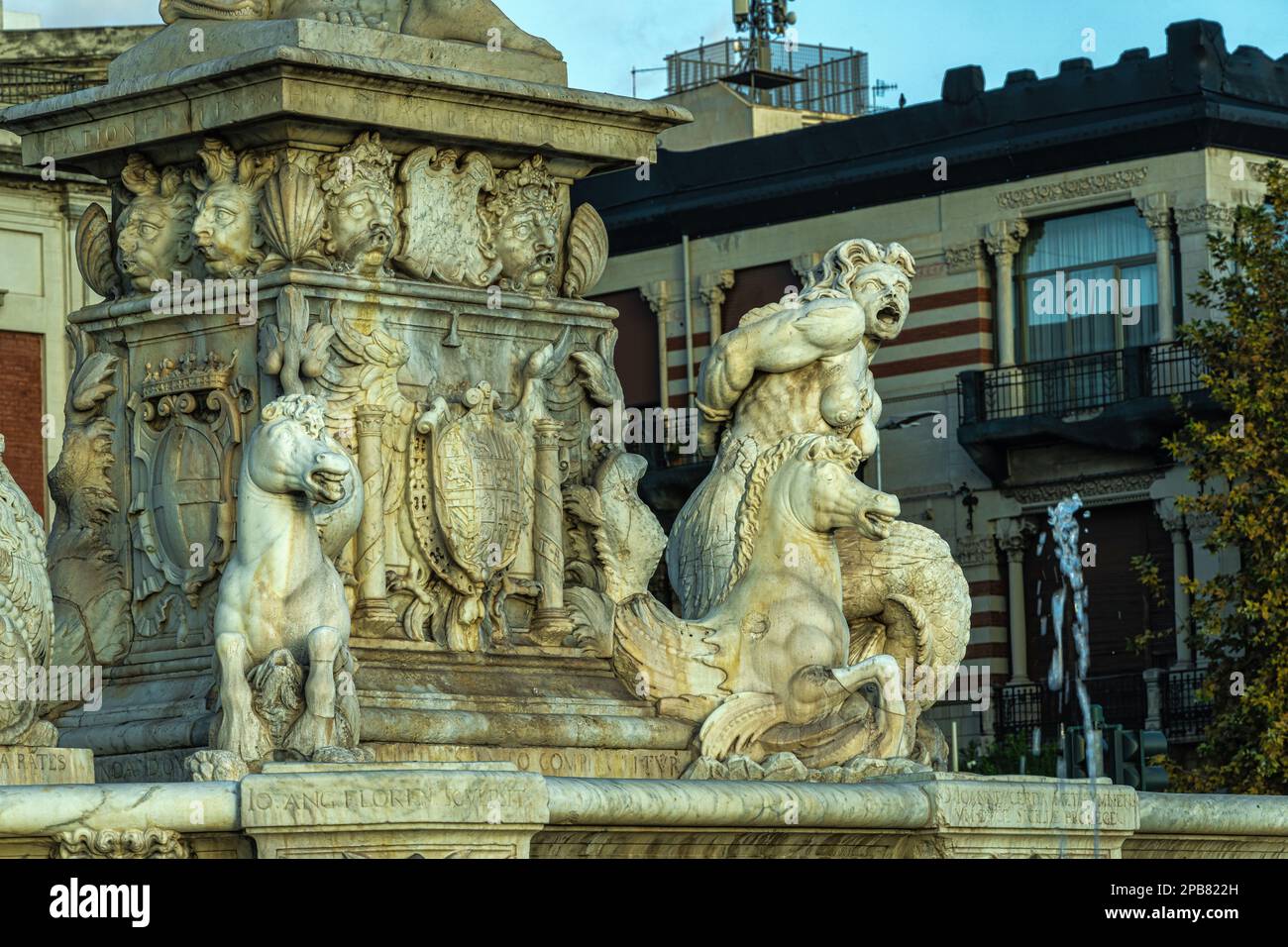 Base della Fontana di Nettuno, statue raffiguranti creature marine. Messina, Sicilia, Italia. Foto Stock