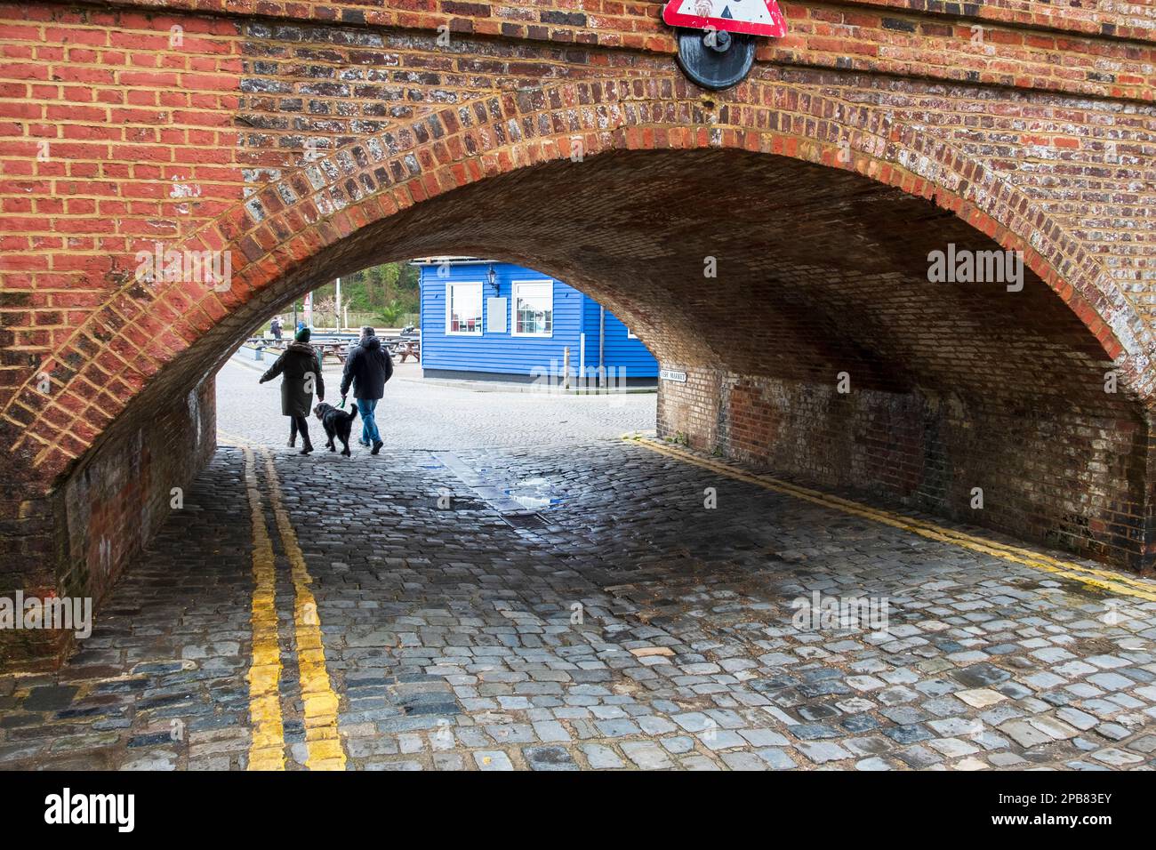 Folkestone, Kent, Regno Unito Vecchio arco ferroviario per i treni barca per il continente. Foto Stock