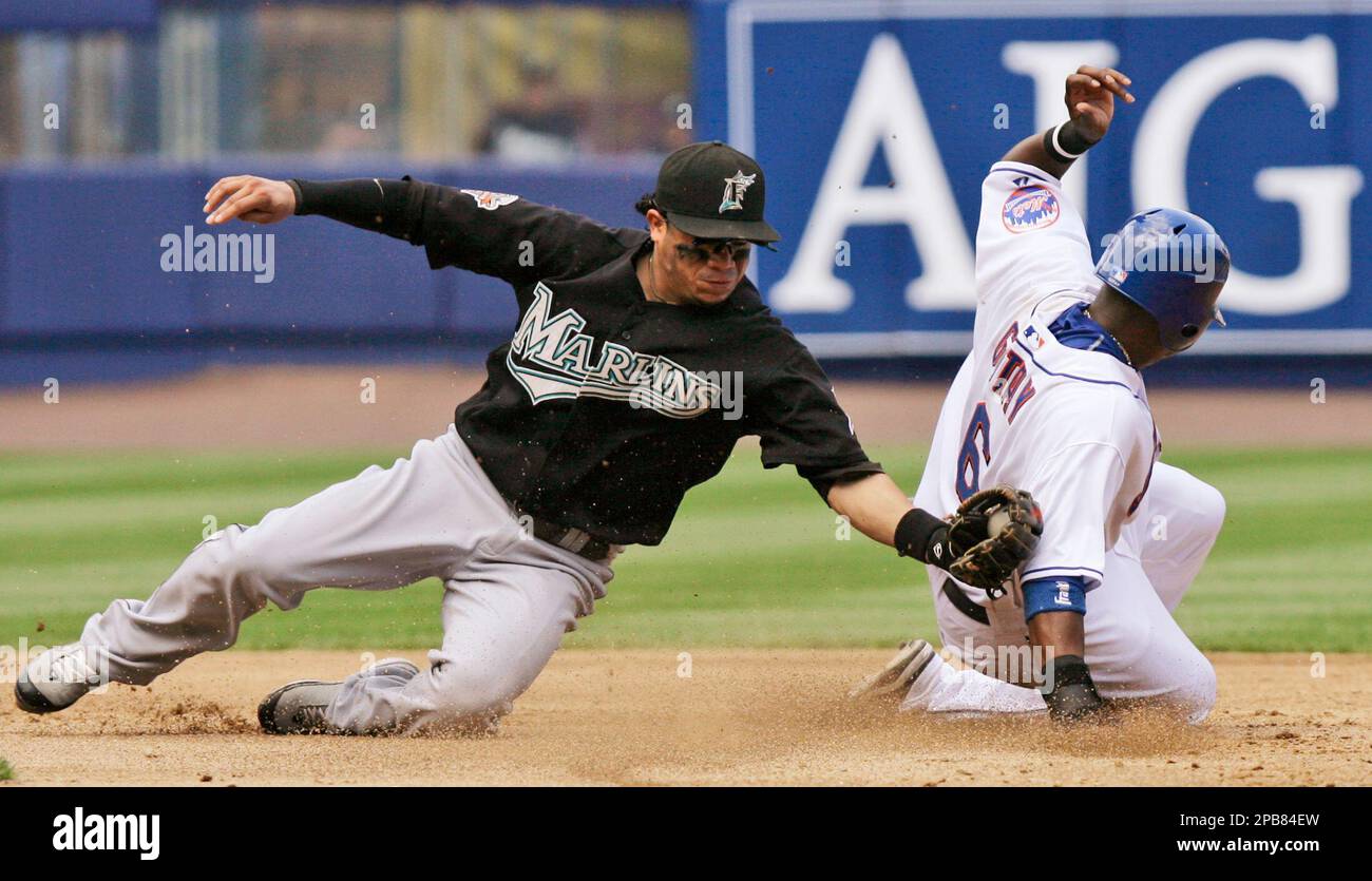 New York Mets' Ruben Gotay, right, is safe stealing as Florida Marlins second baseman Alfredo Amezaga applies the late tag in the fourth inning of their baseball game at Shea Stadium in New York, Sunday, Aug. 12, 2007. (AP Photo/Kathy Willens) Foto Stock