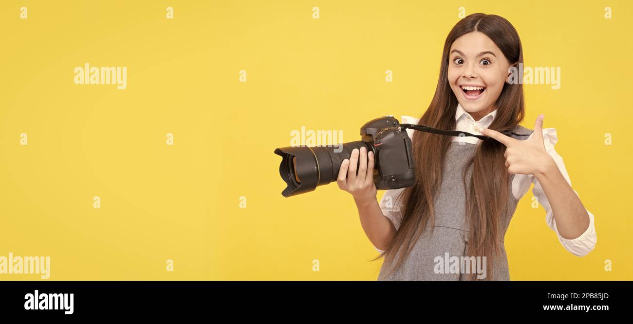 pubblicità. fotografo principiante con macchina fotografica moderna. Fotografo bambino con macchina fotografica, poster orizzontale, banner con spazio copia. Foto Stock