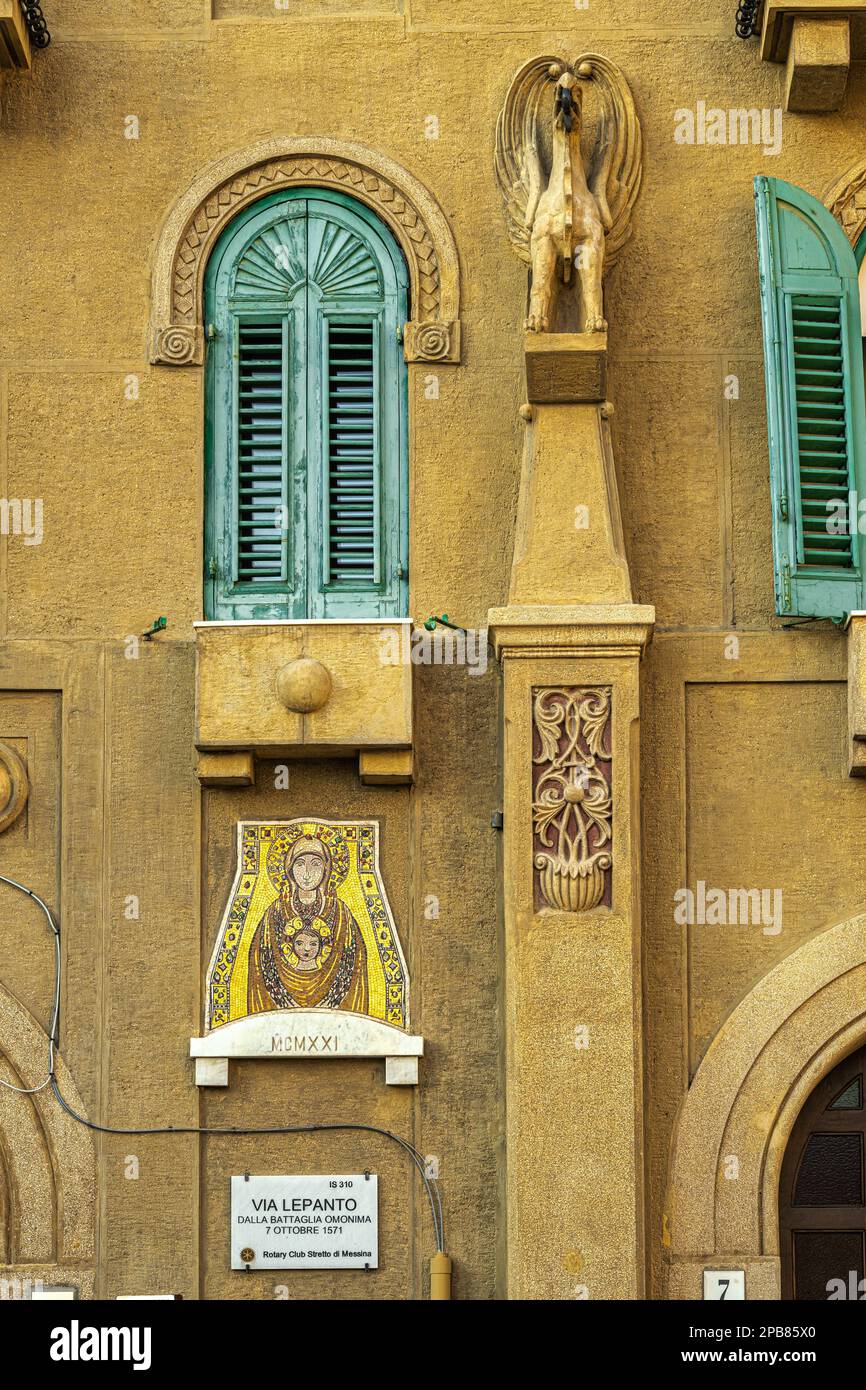 Decorazioni in stile liberty, o art nouveau, sulla facciata di un edificio artistico in Piazza SS. Annunziata dei Catalani. Messina, Sicilia, Italia, Foto Stock