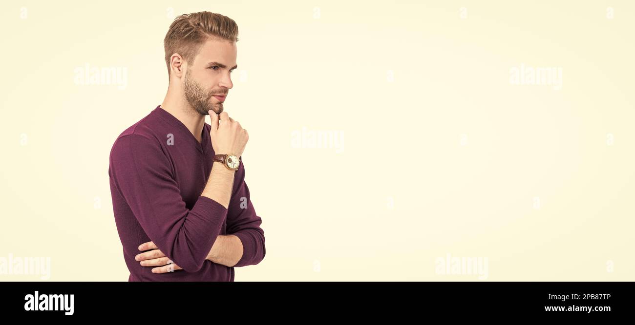 Il barbiere è tornato. Un bell'uomo tocca il mento senza rasature. Uomo volto ritratto, banner con spazio copia. Foto Stock