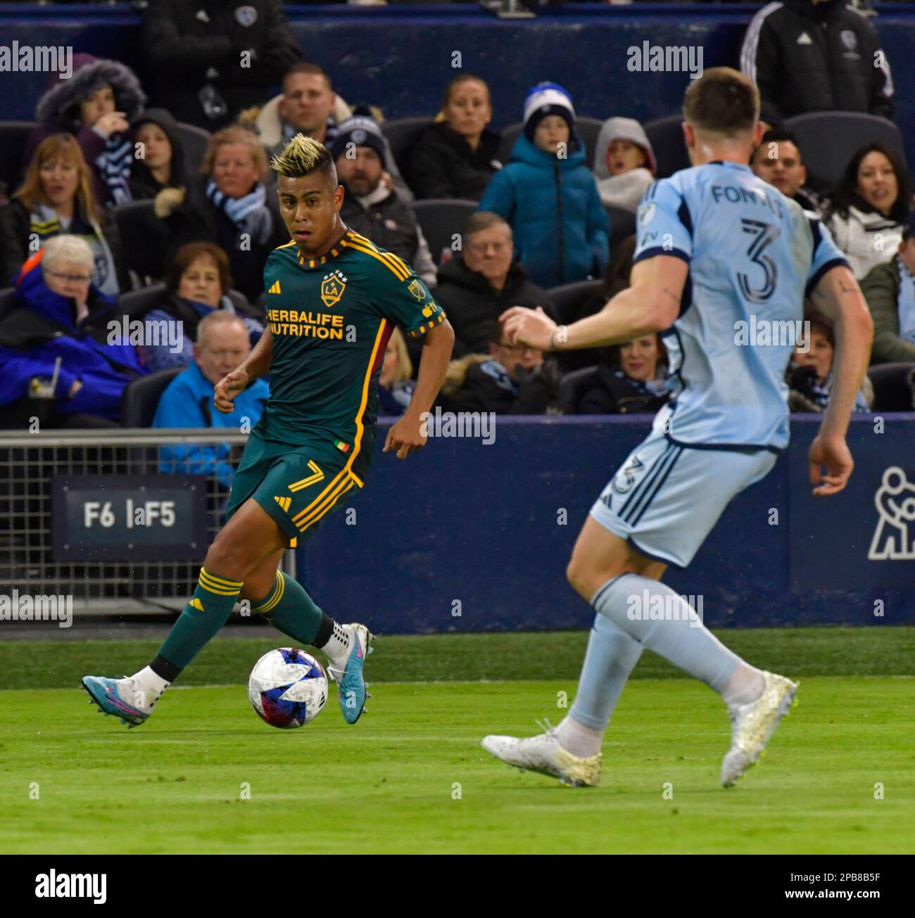 Kansas City, Stati Uniti. 16th Nov 2022. Efrain Alvarez, centrocampista DELLA GALAXY, guarda in alto mentre Andreu Fontàs (3), difensore dello Sporting Kansas City, entra in gioco. Lo Sporting KC ha ospitato la Galaxy in una partita di calcio della Major League il 11 marzo 2023 al Children's Mercy Park Stadium di Kansas City, Kansas, USA. Foto di Tim Vizer/Sipa USA Credit: Sipa USA/Alamy Live News Foto Stock