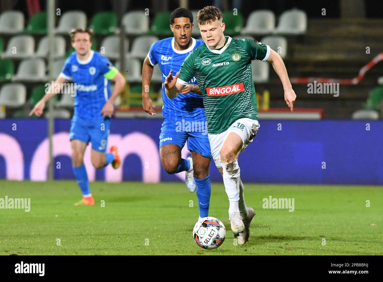 Jamie Yayi Mpie di Jong Genk e Kolbeinn Thordarson di Lommel hanno mostrato in azione durante una partita di calcio Lommel SK e Jong Genk, domenica 12 marzo 2023 a Lommel, il giorno 3 dei playoff di Relegation della 2022-2023 'Challenger Pro League' 1B seconda divisione del campionato belga. FOTO DI BELGA JILL DELSAUX Foto Stock