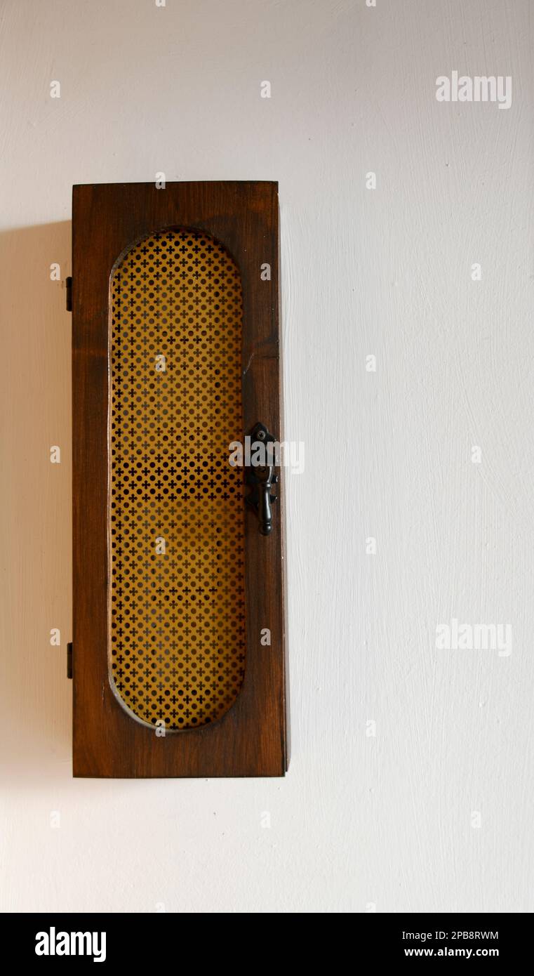 Vecchia scatola stretta di legno appesa alla parete per immagazzinare le chiavi o gli articoli piccoli Foto Stock