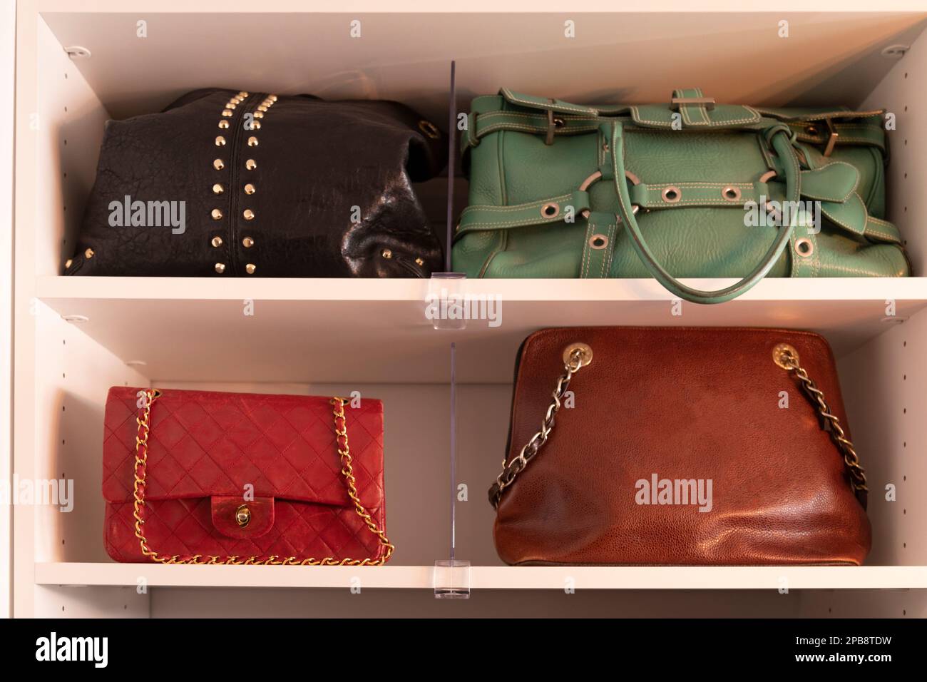 armadio a muro con borse di lusso su uno scaffale Foto Stock
