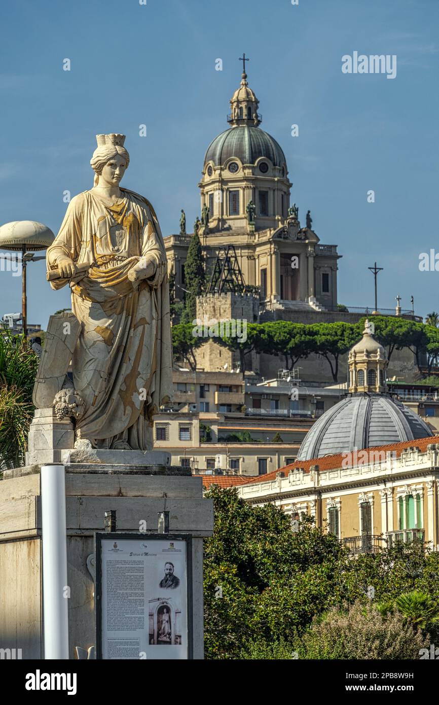 La statua del 'Tyche' di Messina, simbolo della città e sullo sfondo il Tempio di Cristo Re. Messina, Sicilia, Italia, Europa Foto Stock