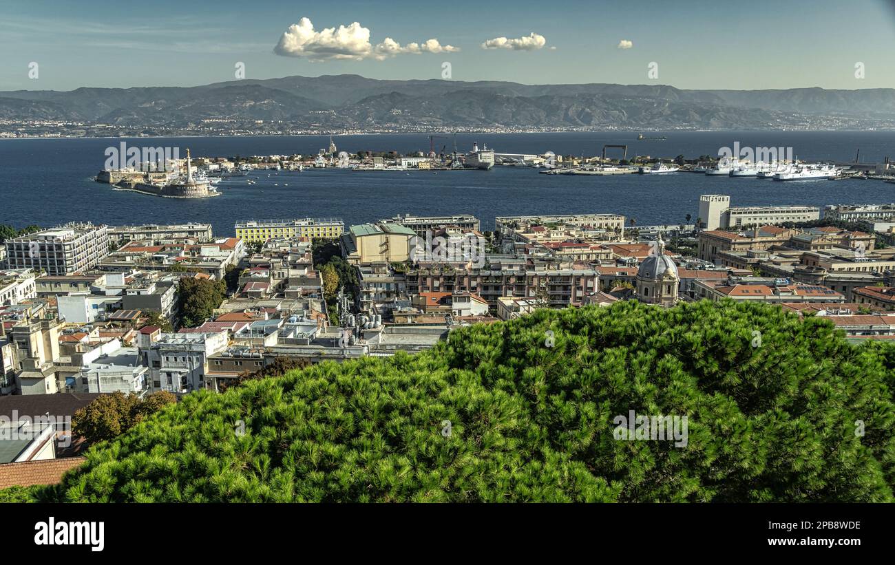 Il porto e la città di Messina visto dal belvedere della collina del Tempio di Cristo Re. Messina, Sicilia, Italia, Europa Foto Stock