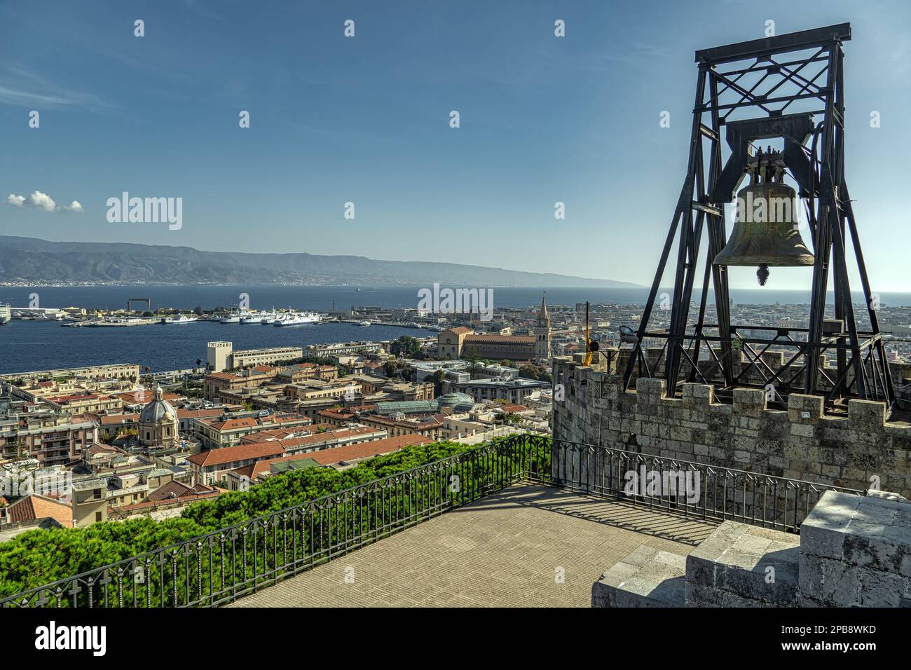 Veduta della città di Messina e dello stretto di Sicilia dal belvedere del Tempio di Cristo Re. Messina, Sicilia, Italia, Europa Foto Stock