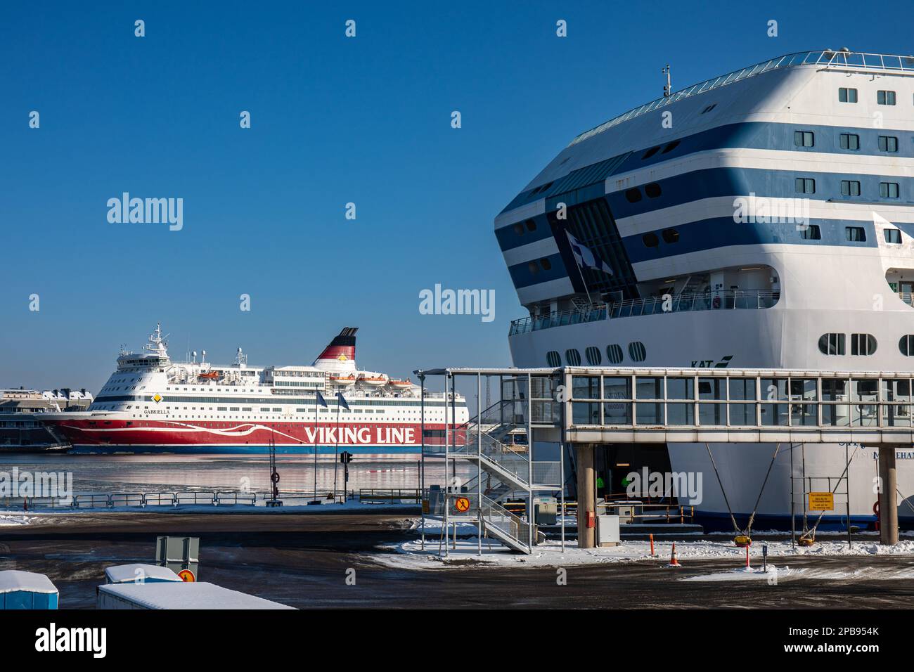 Compagnie di navigazione rivali Viking Line e Silja Line traghetti M/S Garbriella e M/S Silja Serenade ormeggiate a Helsinki, Finlandia Foto Stock
