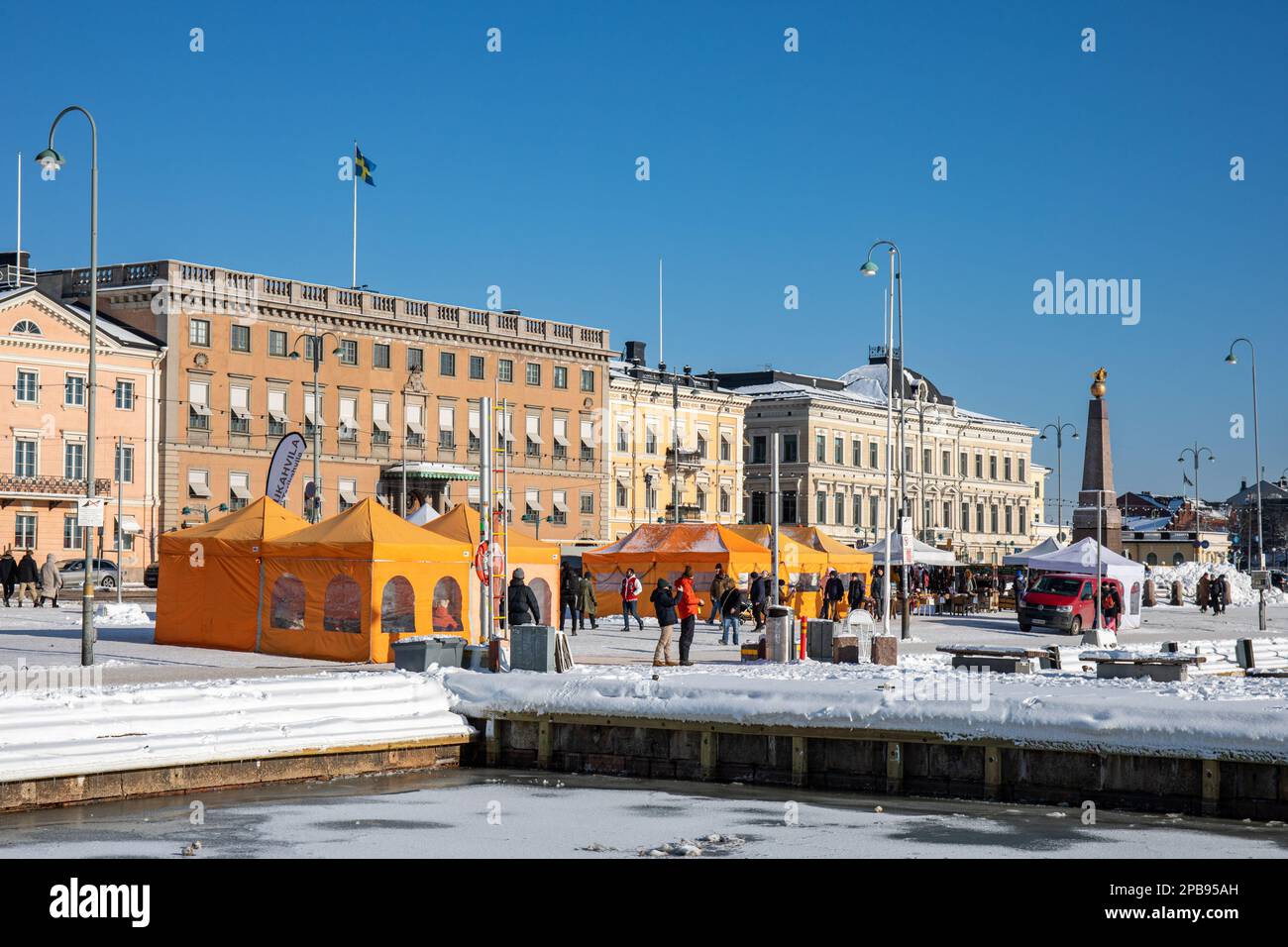 Piazza del mercato in una soleggiata giornata invernale a Helsinki, Finlandia Foto Stock