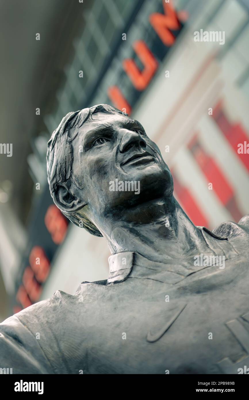 La Statua dell'ex Arsenale e del capitano d'Inghilterra, Tony Adams MBE, fuori dall'Emirates Stadium di Islington, Londra. Centro indietro Adams ha speso il suo entir Foto Stock
