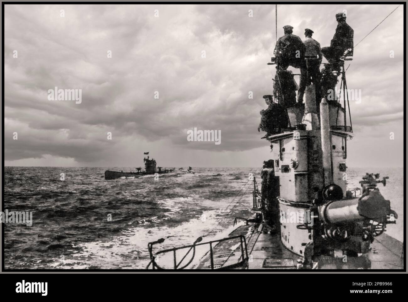 WW1 i sottomarini della Marina imperiale tedesca U 52 e U 35 si incontrano in superficie nel Mar Mediterraneo prima guerra mondiale WW1 prima guerra mondiale i guerra sottomarina 1917 prima guerra mondiale la Grande guerra Foto Stock