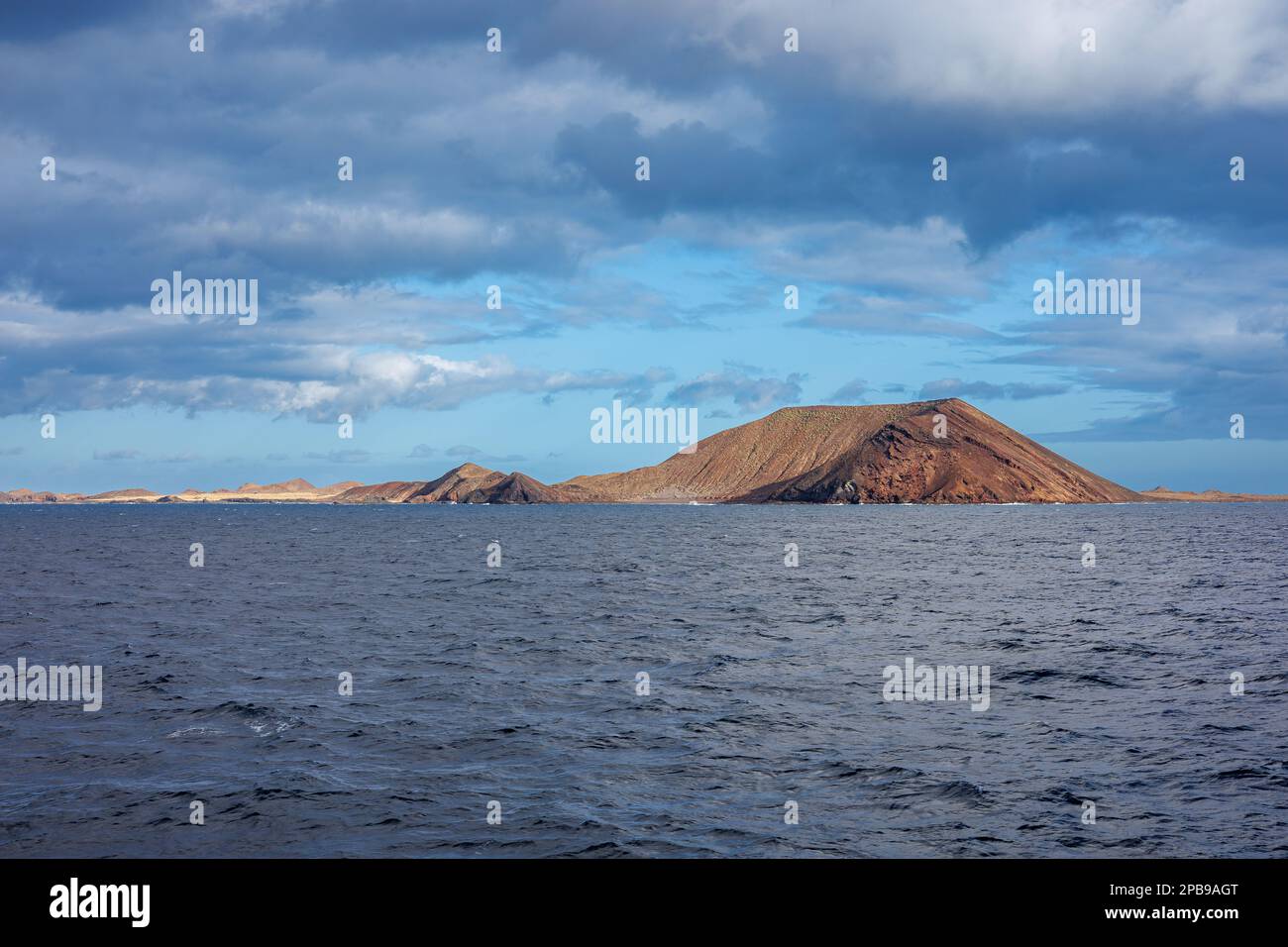 Vista della piccola isola di Lobos dal traghetto Lanzarote-Fuerteventura, Isole Canarie Foto Stock