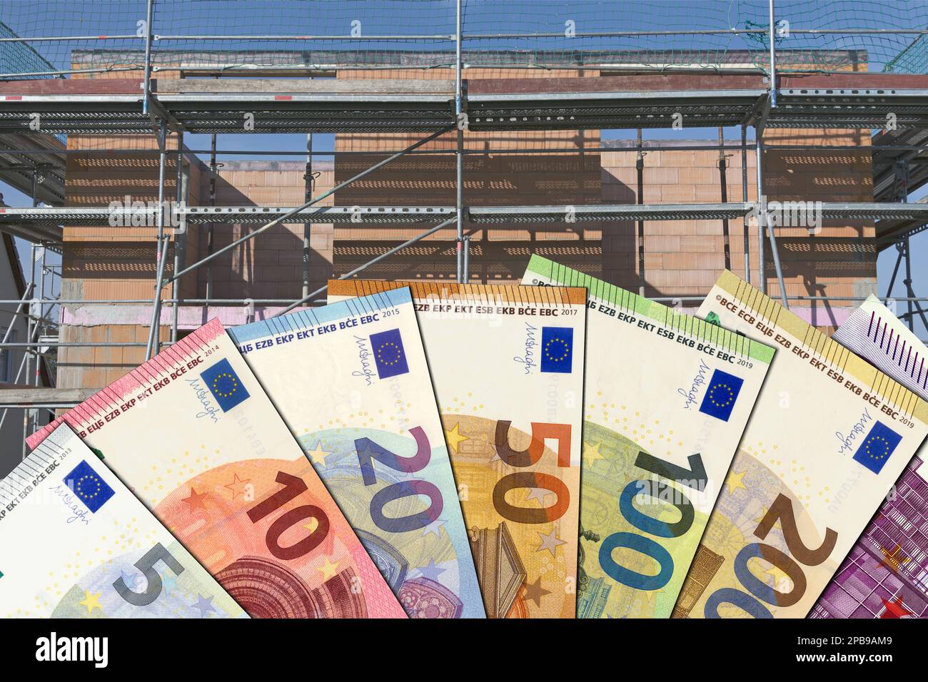 Bollette in euro di fronte alla costruzione di una conchiglia Foto Stock