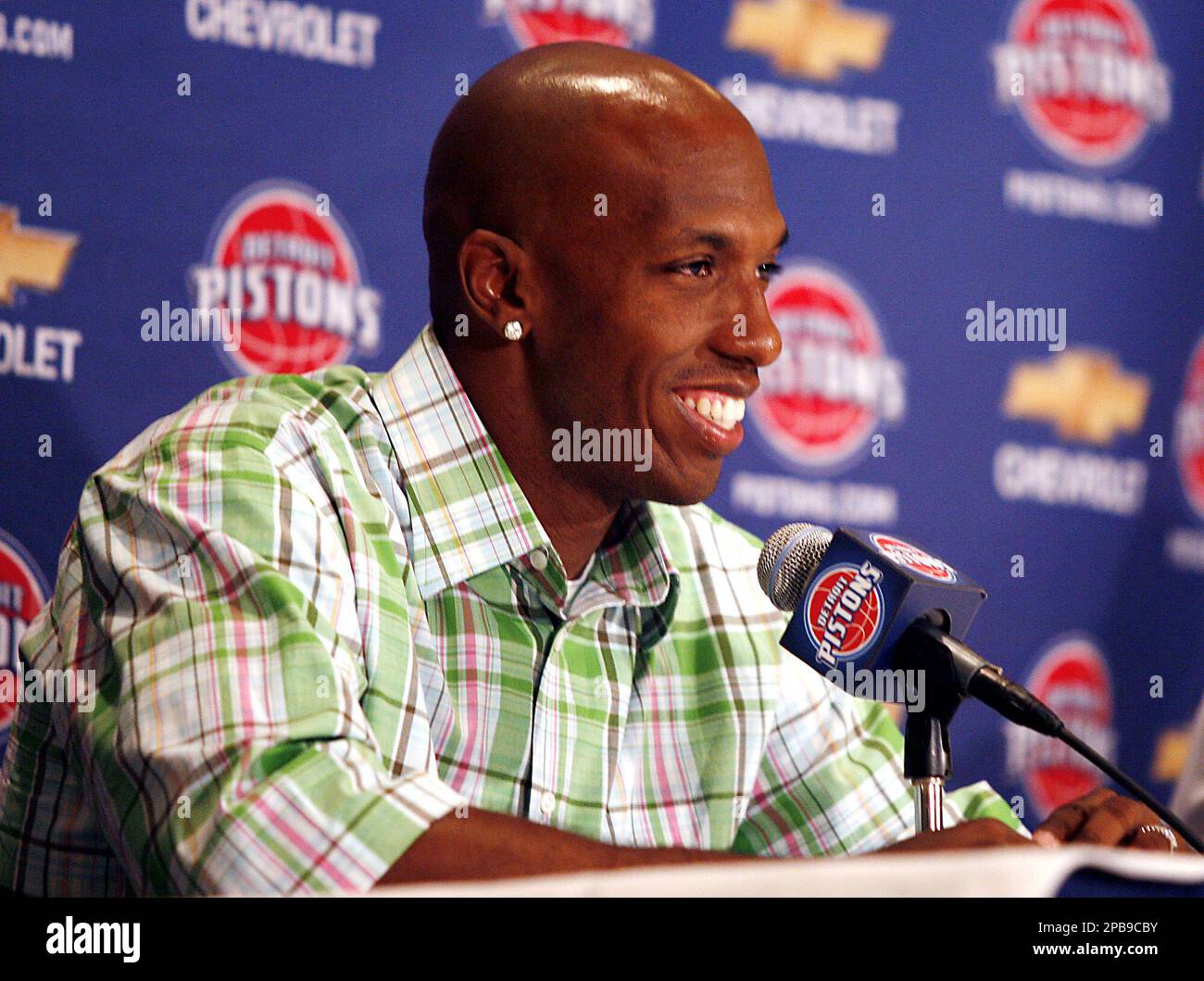 Detroit Pistons basketball player Chauncey Billups addresses the media regarding his re-signing with Detroit during a press conference at the Birmingham Country Club in Birmingham, Mich., Monday, July 30, 2007. Billups signed a $60 million, five-year contract earlier this month, allowing the Pistons to retain their floor leader and one of the NBA's top free agents this summer. (AP Photo/Gary Malerba) Foto Stock