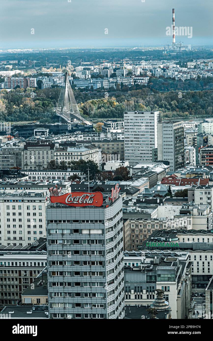 Varsavia, Polonia. Vista degli edifici e del Ponte Świętokrzyski - il primo ponte di Varsavia sul fiume Vistola, il cui colore è muto Foto Stock