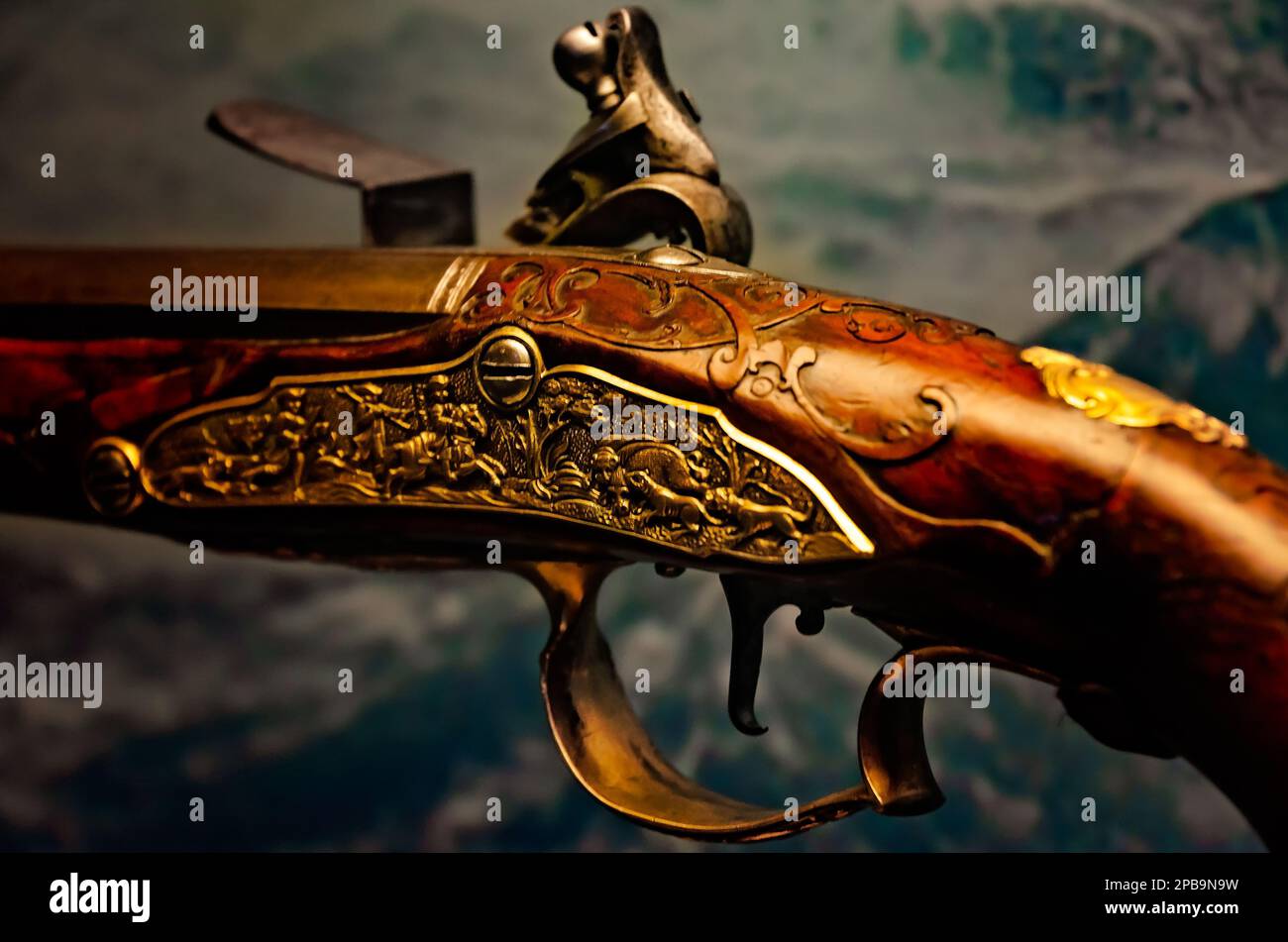Una pistola a fiintlock, del 1725 circa, con una placca decorativa, è esposta alla mostra “Spirits of the Passage” al GulfQuest Museum di Mobile. Foto Stock