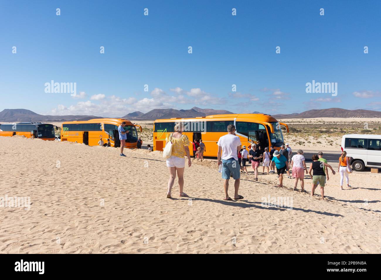 Passeggeri in autobus escursione a dune di sabbia, Parque Natural de Corralejo, Corralejo, Fuerteventura, Isole Canarie, Regno di Spagna Foto Stock