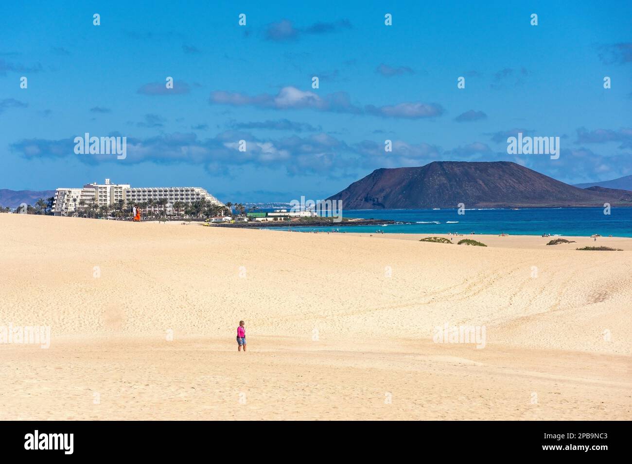 Paesaggio di dune di sabbia e spiaggia, Parque Natural de Corralejo, Corralejo, Fuerteventura, Isole Canarie, Regno di Spagna Foto Stock