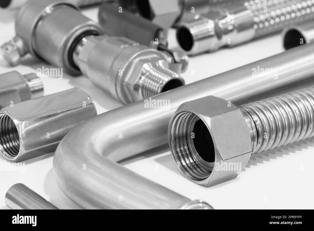 Tubi flessibili in acciaio inox, mackro per primo piano. Impianti idraulici e parti di tubazioni, Industrial Metal Concept Foto Stock