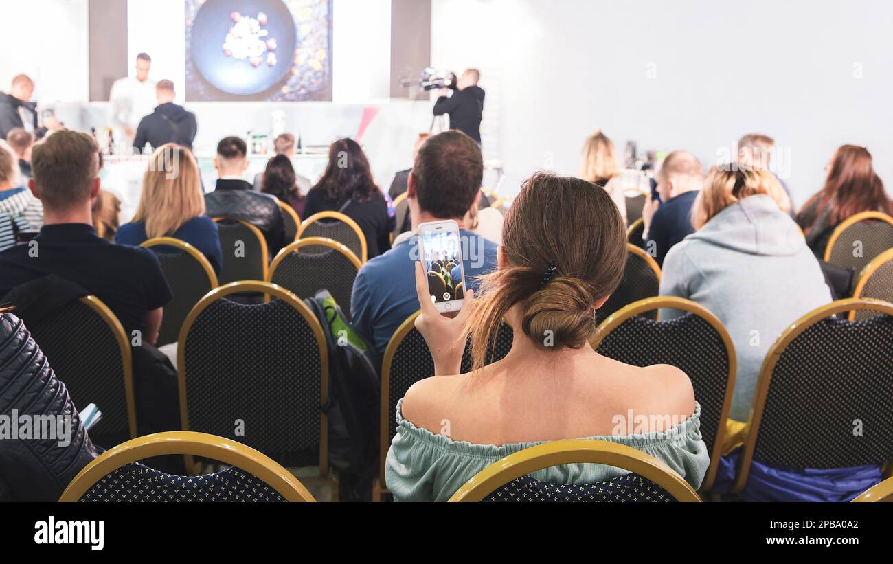 Donna d'affari e persone in ascolto sulla conferenza. L'immagine orizzontale Foto Stock