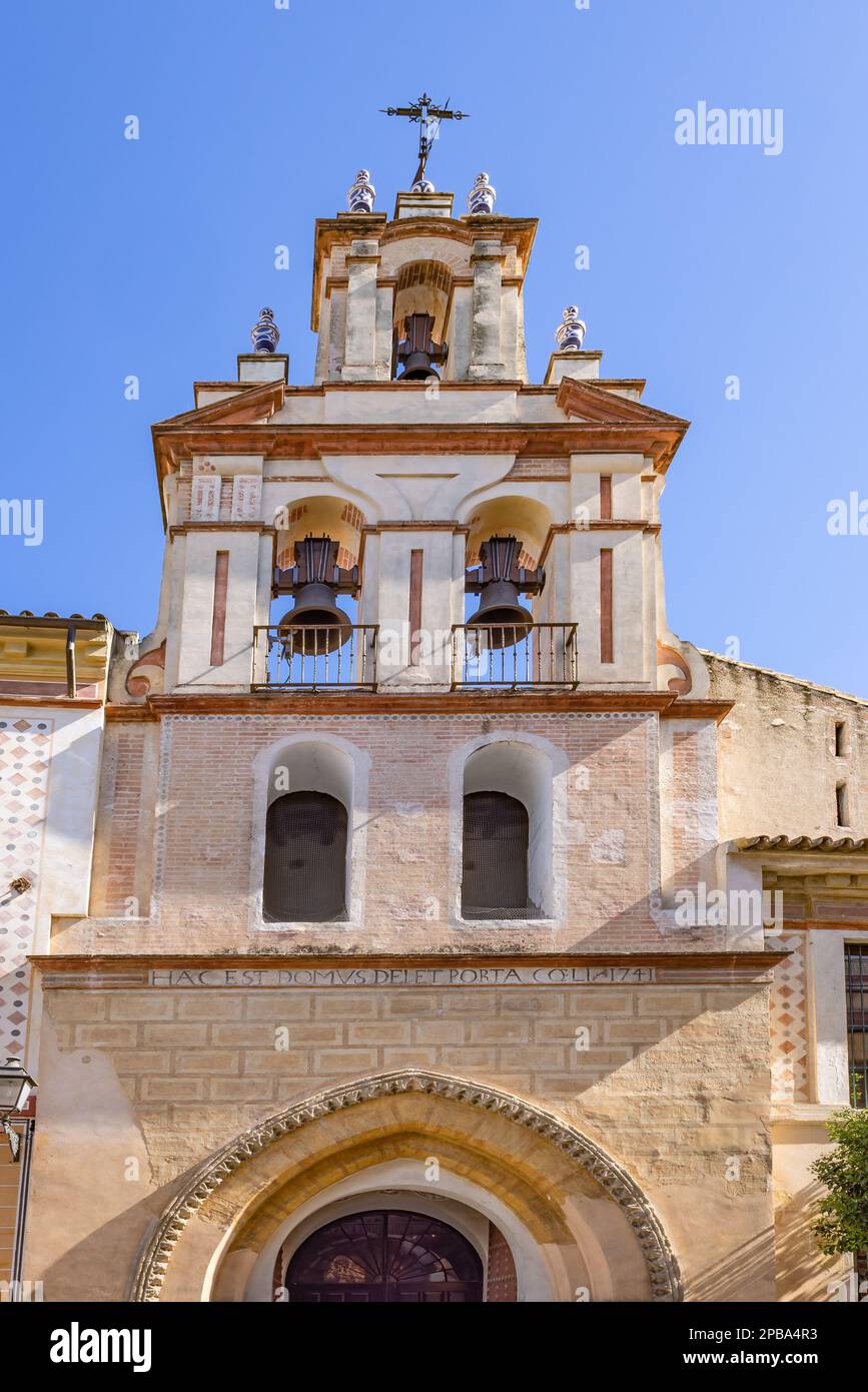 Facciata della Chiesa di Santa Maria la Blanca nel centro storico di Siviglia, Andalusia, Spagna. TEXTE SUR HAC EST DOMUS DEI ET PORTA COELI 1741 SIGNIFICA QUESTO Foto Stock