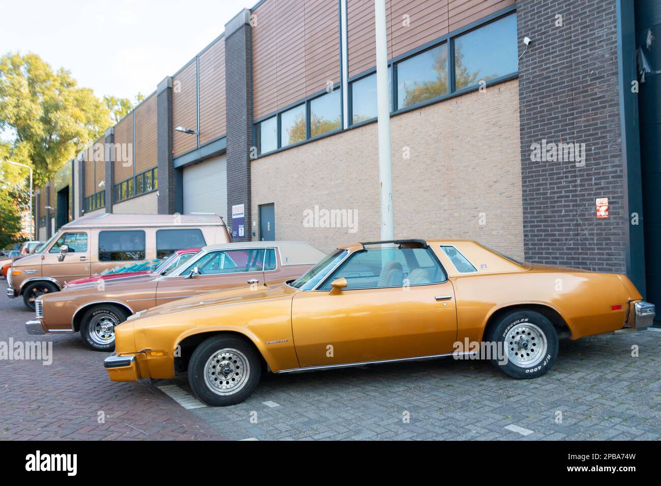 L'Aia, Paesi Bassi - Settembre 3 2022: auto classiche americane oldtimer parcheggiate su una strada durante una mostra di auto Foto Stock