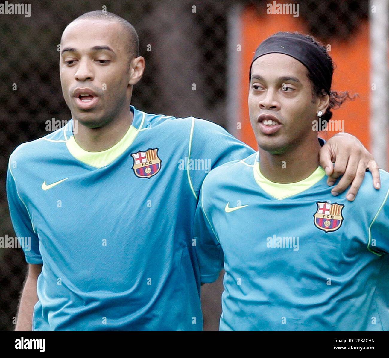 FC Barcelona players Thierry Henry, left, and Ronaldinho exercise during the first training session for the 2007/2008 soccer season at the Camp Nou Stadium in Barcelona, Spain, Saturday, July 21, 2007. (AP Photo/Manu Fernandez) Foto Stock
