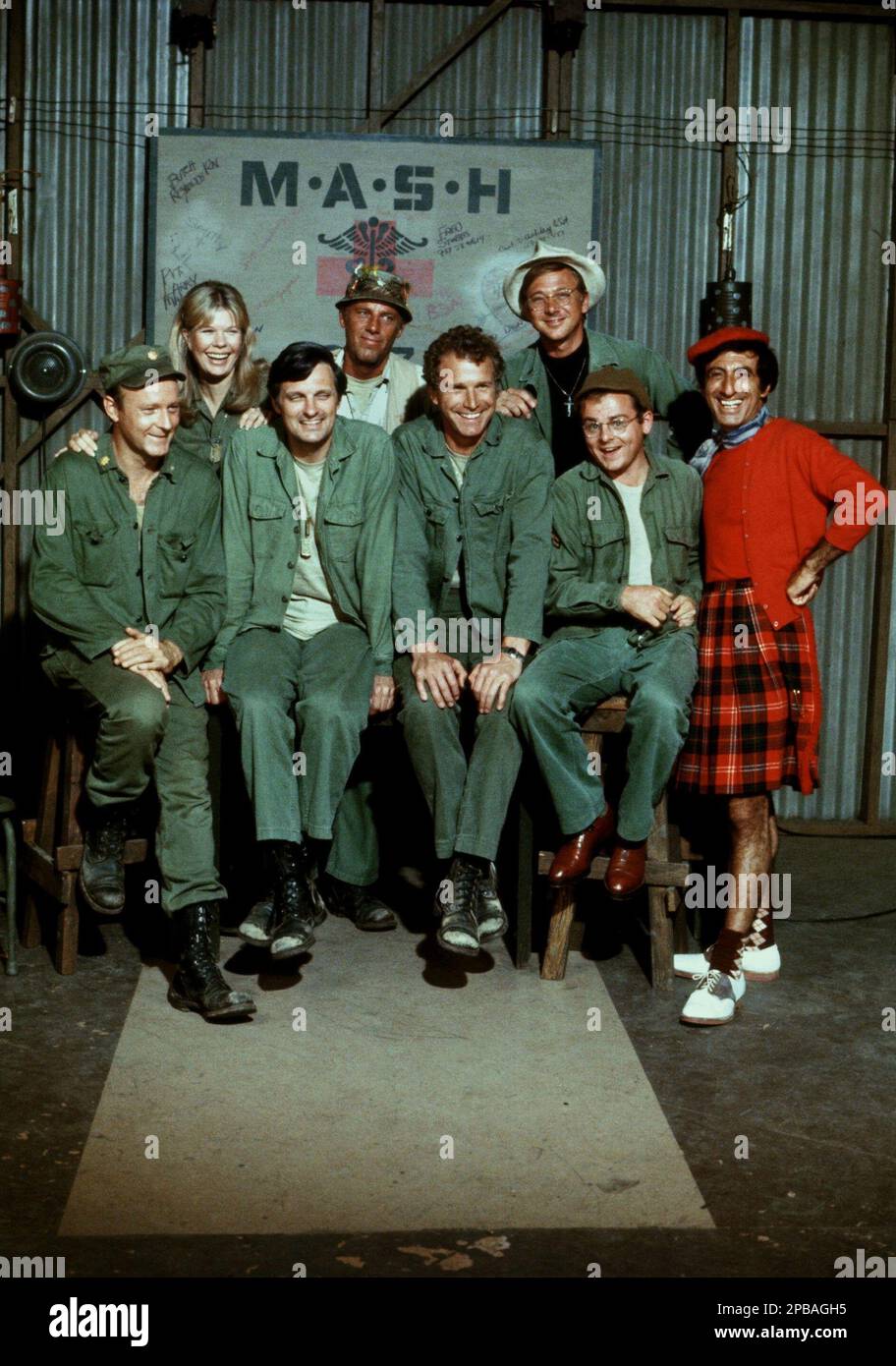 David Ogden, Loretta Swit, Alan Alda, Mclean Stevenson, Wayne Rogers, William Christopher, Gary Burghoff & Jamie Farr Television: M*A*S*H; Mash (TV-Serie) USA 1972-1983, 17 settembre 1972 **AVVERTENZA** questa fotografia è esclusivamente per uso editoriale ed è copyright di CBS e/o del fotografo assegnato dalla Film o dalla Production Company e può essere riprodotta solo da pubblicazioni in concomitanza con la promozione del film di cui sopra. È richiesto un credito obbligatorio a CBS. Il fotografo deve essere accreditato anche quando è noto. Nessun uso commerciale può essere concesso senza l'autorizzazione scritta della Fil Foto Stock