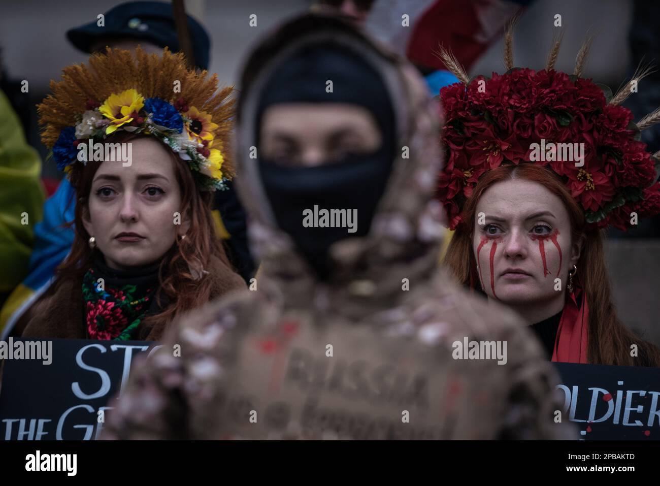 Londra, Regno Unito. 11th marzo 2023. Attivisti e sostenitori britannico-ucraini svolgono un'azione di protesta a Westminster contro l'invasione russa in corso e i crimini di guerra in Ucraina. In un recente video caricato sul telegramma presumibilmente dai soldati russi, un prigioniero di guerra ucraino, disarmato, viene girato più volte dai suoi prigionieri russi poco dopo aver detto: “Gloria per l’Ucraina”. Egli schiompe morto a terra. Il video ha condotto a un'indagine sui crimini di guerra e, all'interno dell'Ucraina, a una battaglia sull'identità di un uomo acclamato come eroe nazionale e simbolo di resistenza. Credit: Guy Corbishley/Alamy Live News Foto Stock