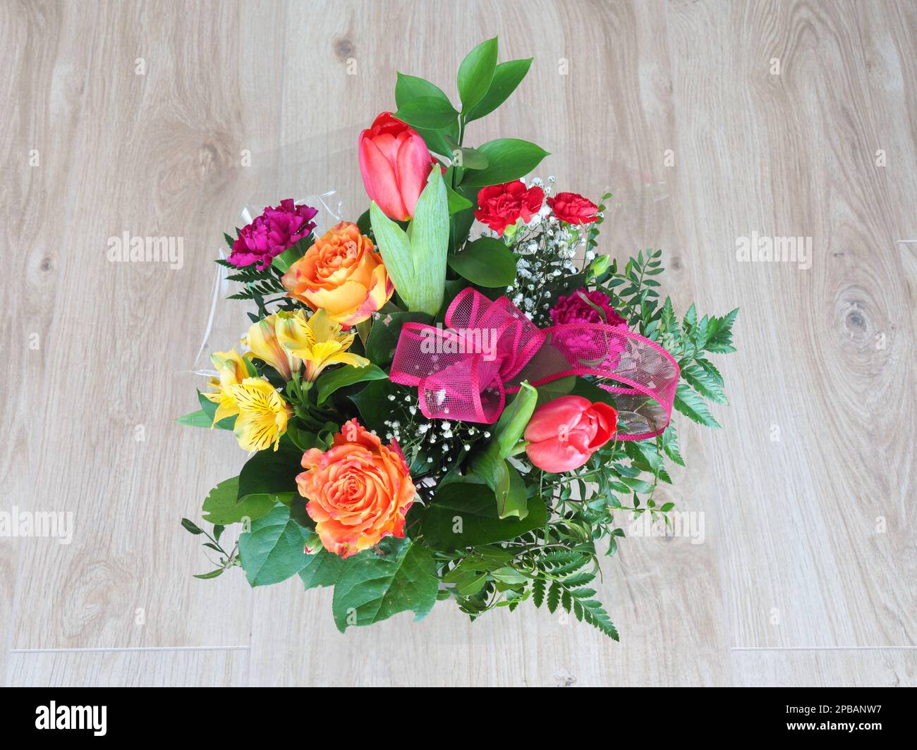 Bouquet di fiori con rose, tulipani, garofani, alstroemeria Foto Stock