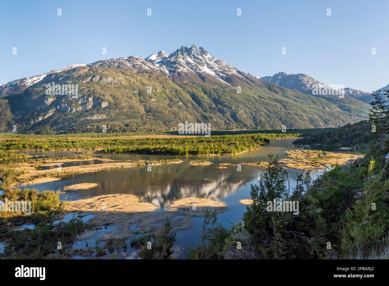 Cordillera Castillo e la valle del fiume Ibanez, Mirador Confluencia, Carretera Austral vicino Lago Verde, Patagonia Foto Stock