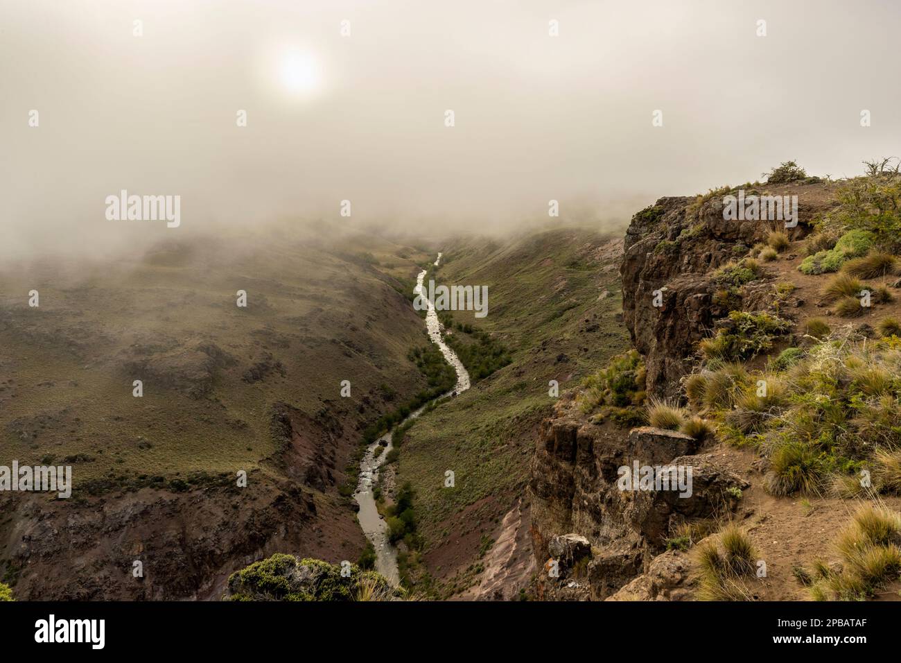 Sole che brucia dalla nebbia, scogliere condor, Rio Nireguao o Coichel, Patagonia Foto Stock