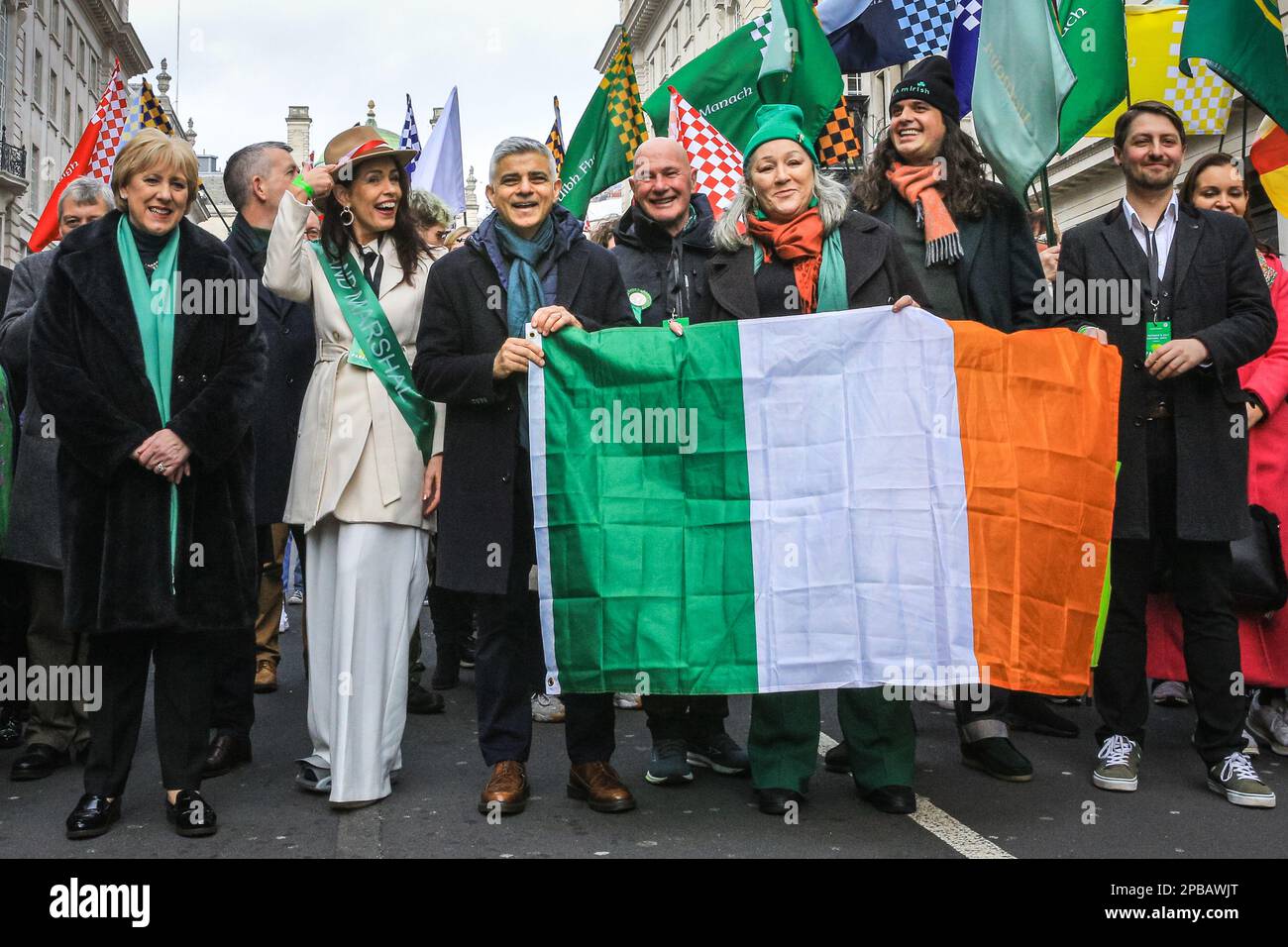 Londra, Regno Unito. 12th Mar, 2023. Photocall con il sindaco di Londra Sadiq Khan, l'ambasciatore d'Irlanda Martin Fraser, Heather Humphreys, il ministro irlandese della protezione sociale e altri. L'annuale St Patrick's Day Parade attraversa il centro di Londra per celebrare la comunità irlandese e la cultura e il patrimonio irlandese, con partecipanti in costumi, bande marcianti, spettacoli e molto altro ancora, seguiti dagli spettatori lungo il percorso. Credit: Imageplotter/Alamy Live News Foto Stock