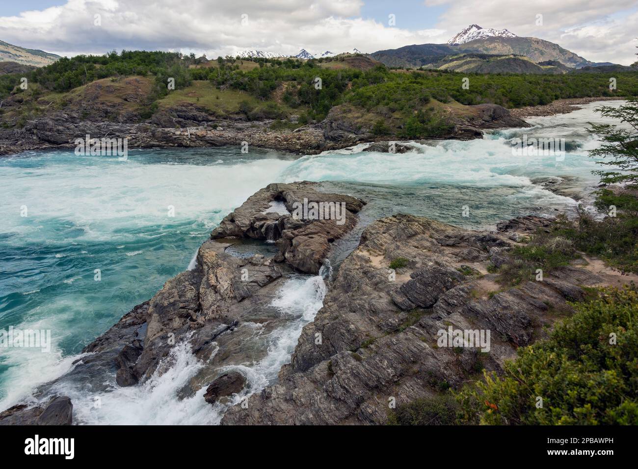 Cascata sul Rio Baker appena a monte della sua confluenza con Rio Nef, vicino Cochrane, Patagonia, Cile Foto Stock