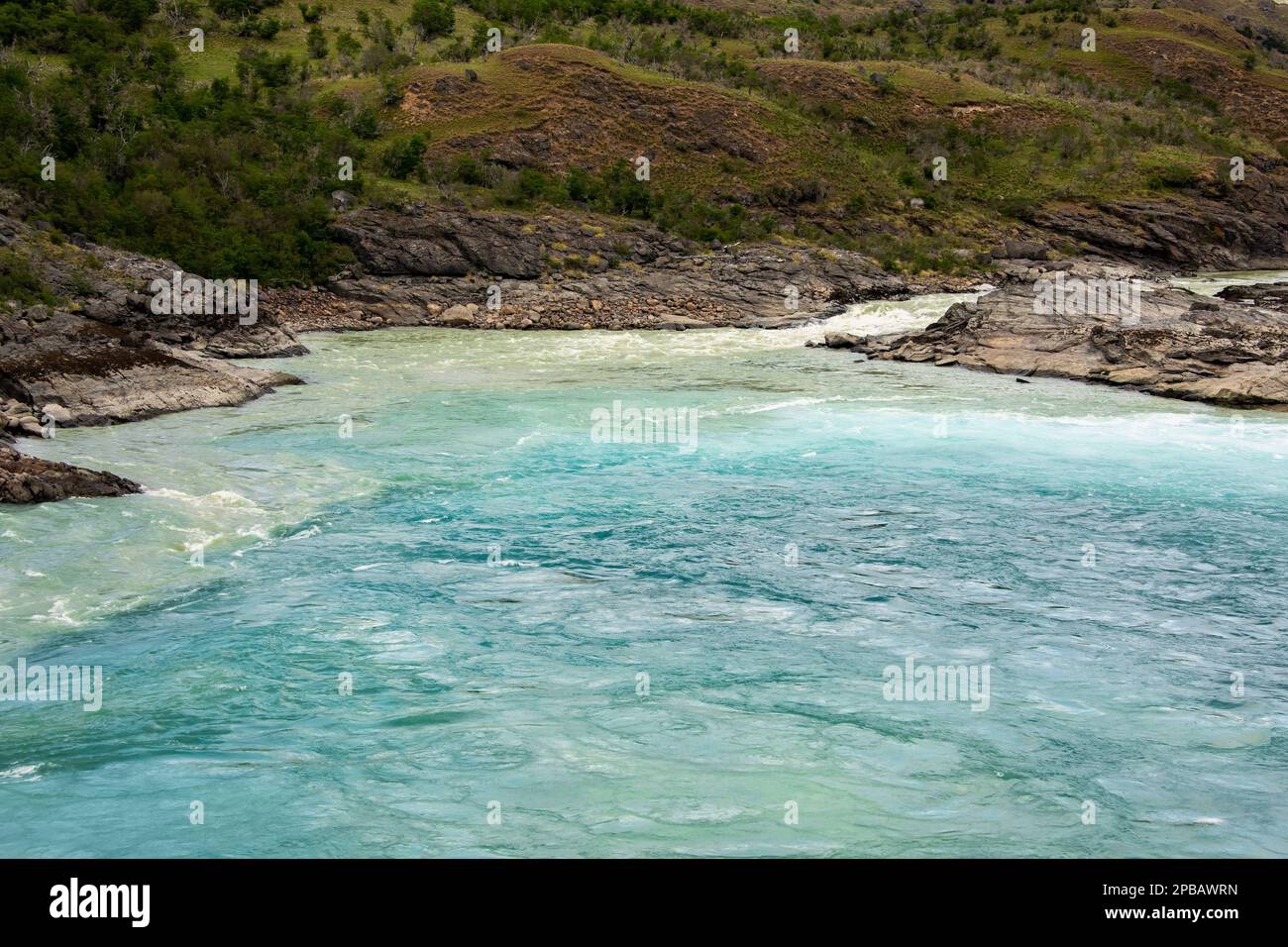 Confluenza del Rio Baker blu-verde chiaro e Rio Nef lattiginoso, Carretera Austral, Cochrane, Patagonia, Cile Foto Stock