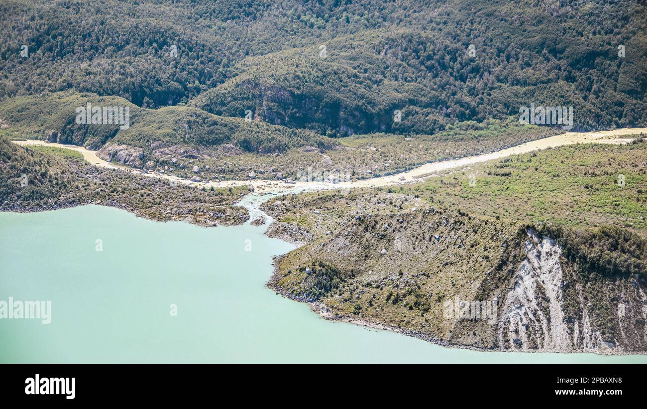 Incrocio tra Rio Fiero (marrone) e Rio Leones (blu), Parque Nacional Laguna San Rafael, Patagonia, Cile Foto Stock