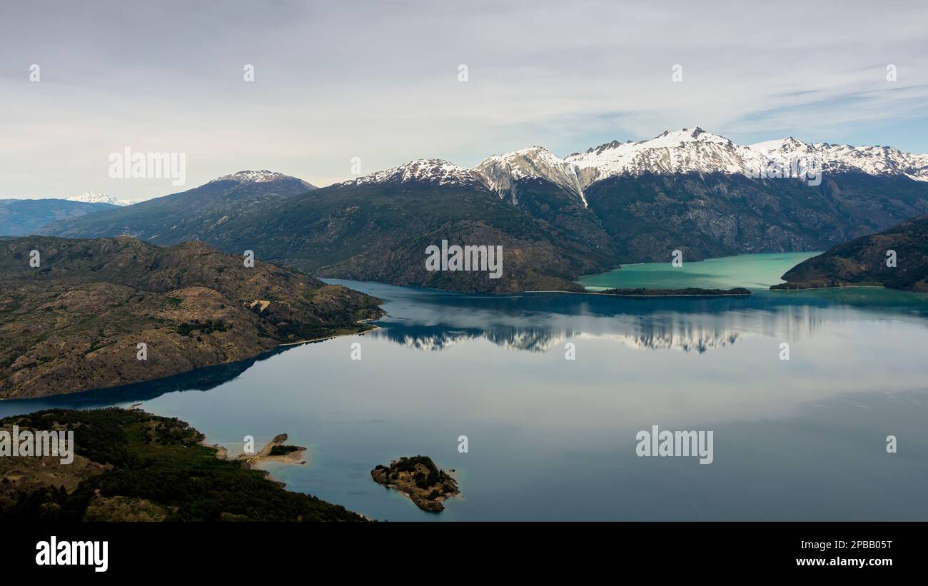 Ripresa aerea di Lago Bertrand, Lago Plomo e Cordon Soler, Aysen, Cile Foto Stock