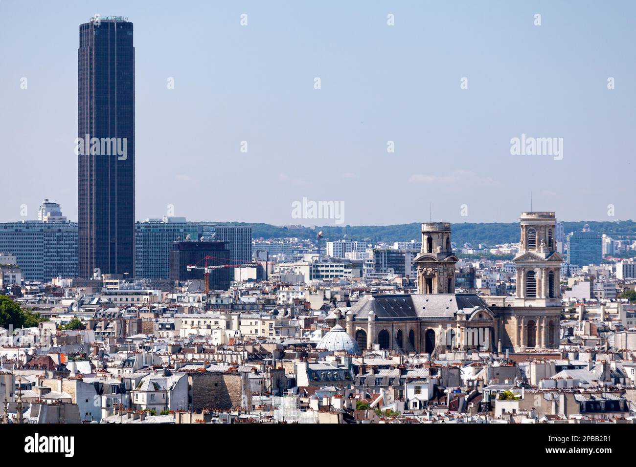 Parigi, Francia - 07 2017 luglio: Paesaggio urbano di Parigi con l'Église Saint-Sulpice in primo piano e il Tour Montparnasse sullo sfondo. Foto Stock