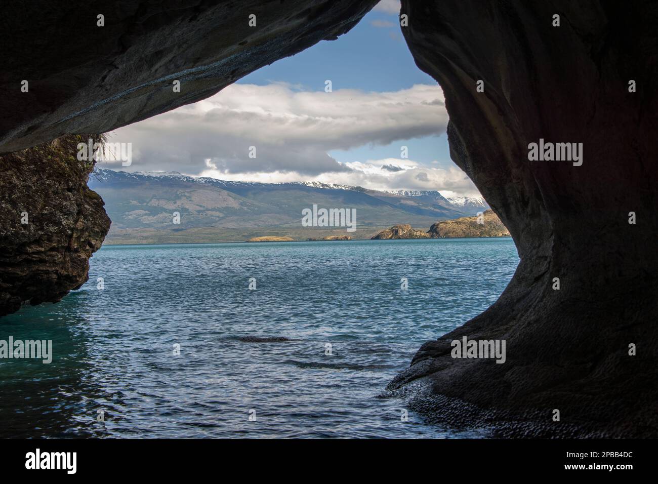 Si affaccia sulla Grotta del marmo, sull'estrema sponda del Lago General Carrera, in Patagonia Foto Stock