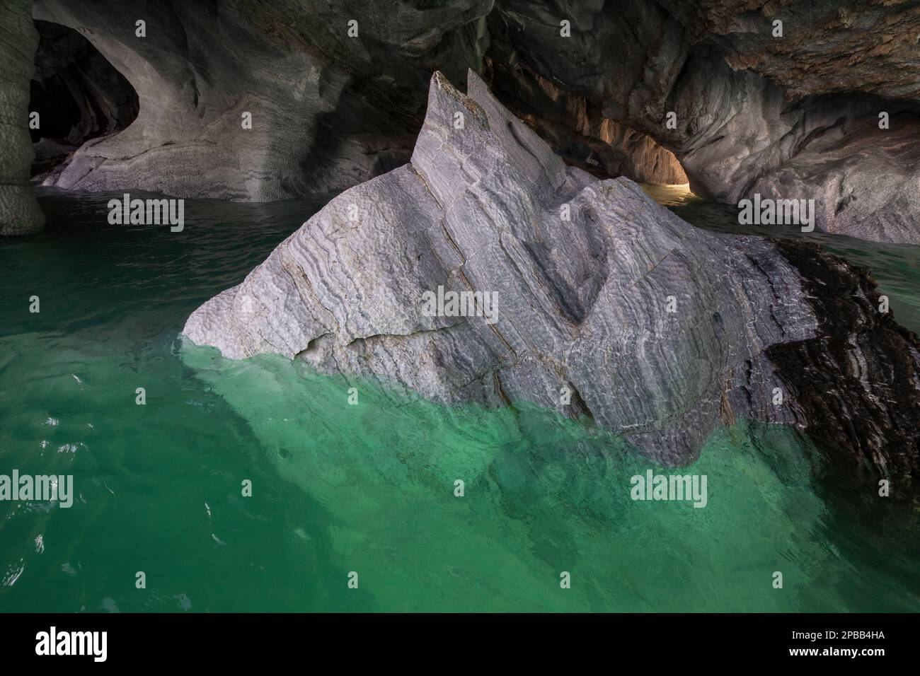 Marmo eroso che sorge da acque turchesi limpide, Grotte di marmo, Lago Generale Carrera, Patagonia Foto Stock